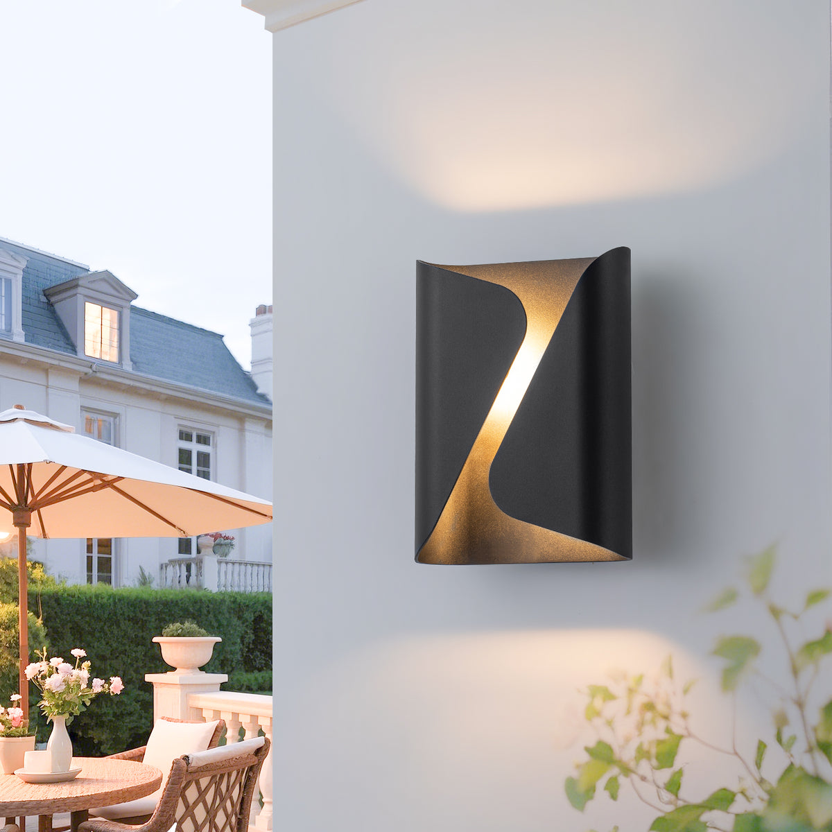 Dimmable LED Outdoor Wall Sconce IP54 Black Curved Metal Gold Interior - product image 1 | Zenvolit