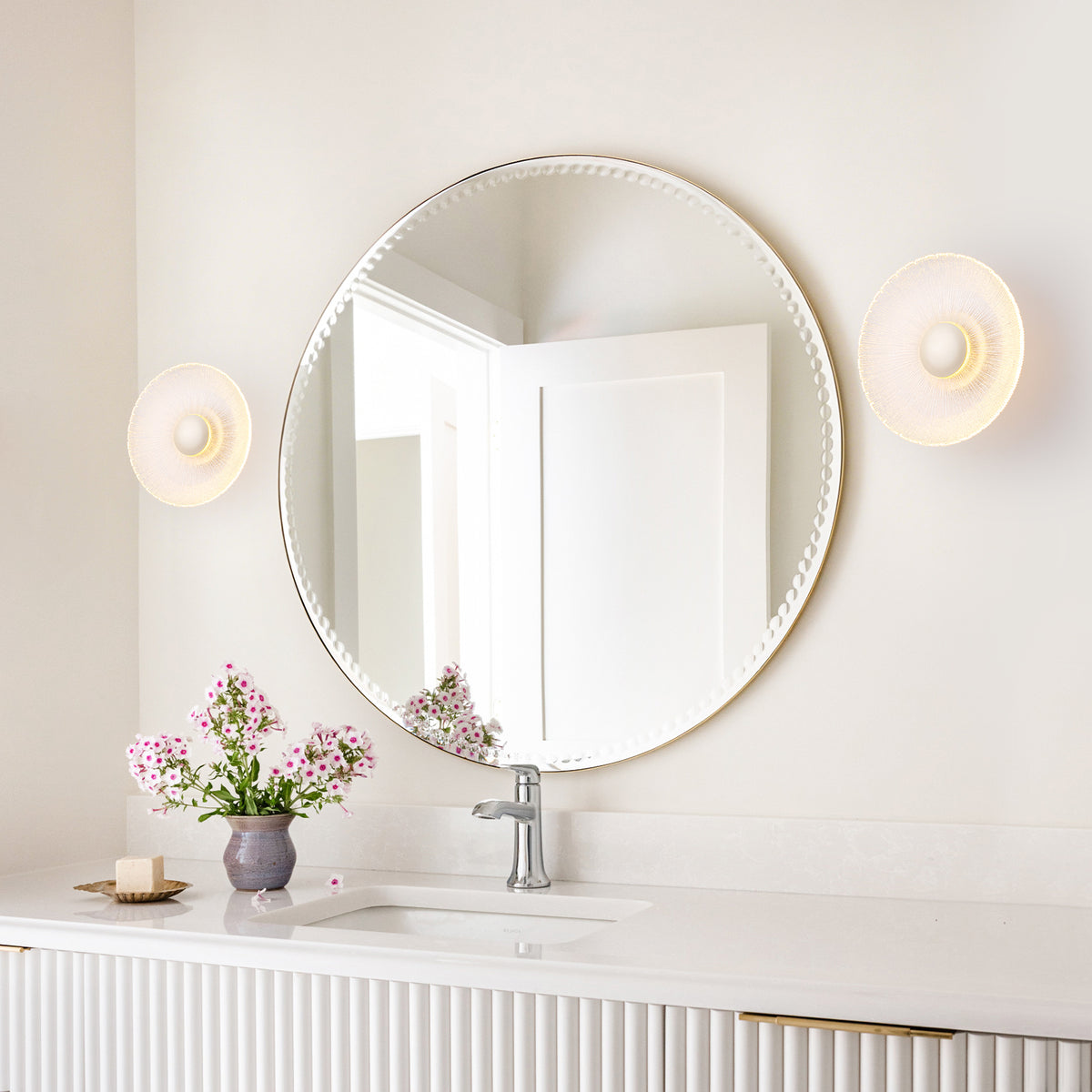 1-Light Modern Dimmable LED Wall Sconce with Ribbed Glass Shade - product image 3 | Zenvolit