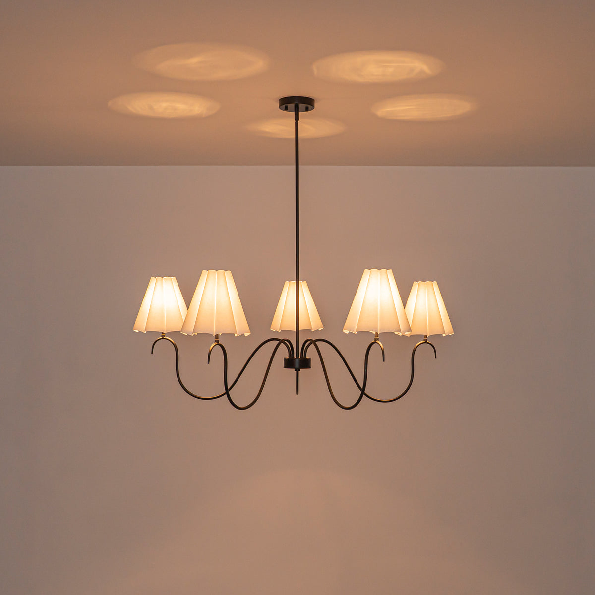 5-Light Matte Black Curved Iron Chandelier with White Fabric Shade - product image 6 | Zenvolit